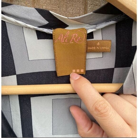 Ali Ro Women's Size 4 Black Geometric Shift Dress Sleeveless V-Neck - Picture 3 of 4